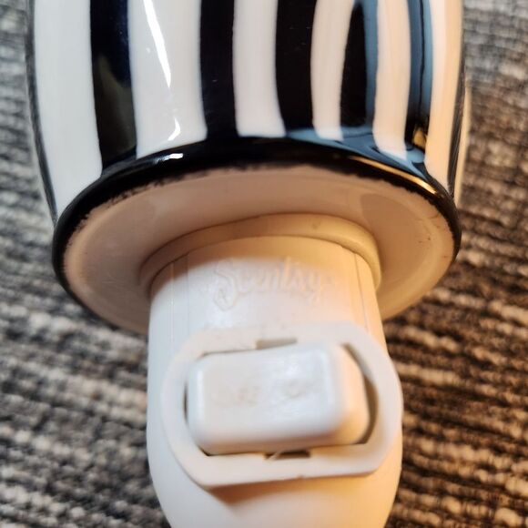Scentsy Wall Warmer Plug In Black and White Zebra Print Retired - Picture 3 of 7